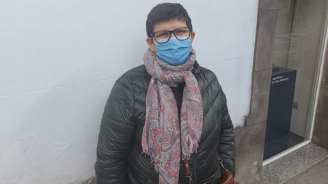 Nieves Fraga, vecina de San Pedro, de Viveiro, recuerda que la gente mayor que enferma de covid sigue pasándolo muy mal