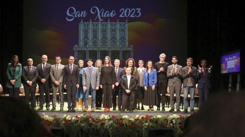Foto de familia de galardonados y miembros de las corporaciones de Lugo y Ferrol durante los actos de San Xiao.