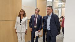 De izquierda a derecha, Julia Tejero, consejera de Duro Felguera, Eduardo Espinosa, presidente ejecutivo de Duro Felguera, y Juan Carlos Campo, viceconsejero de Industria