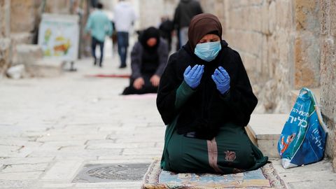 Musulmanes rezan en un callejn de la Ciudad Vieja de Jerusaln en medio de las restricciones por coronavirus