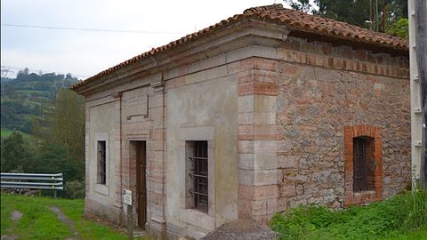 El portazgo o antigua aduana de Oviedo. Est en Olloniego, junto al puente sobre el ro Naln, a unos 10 kilmetros de la capital