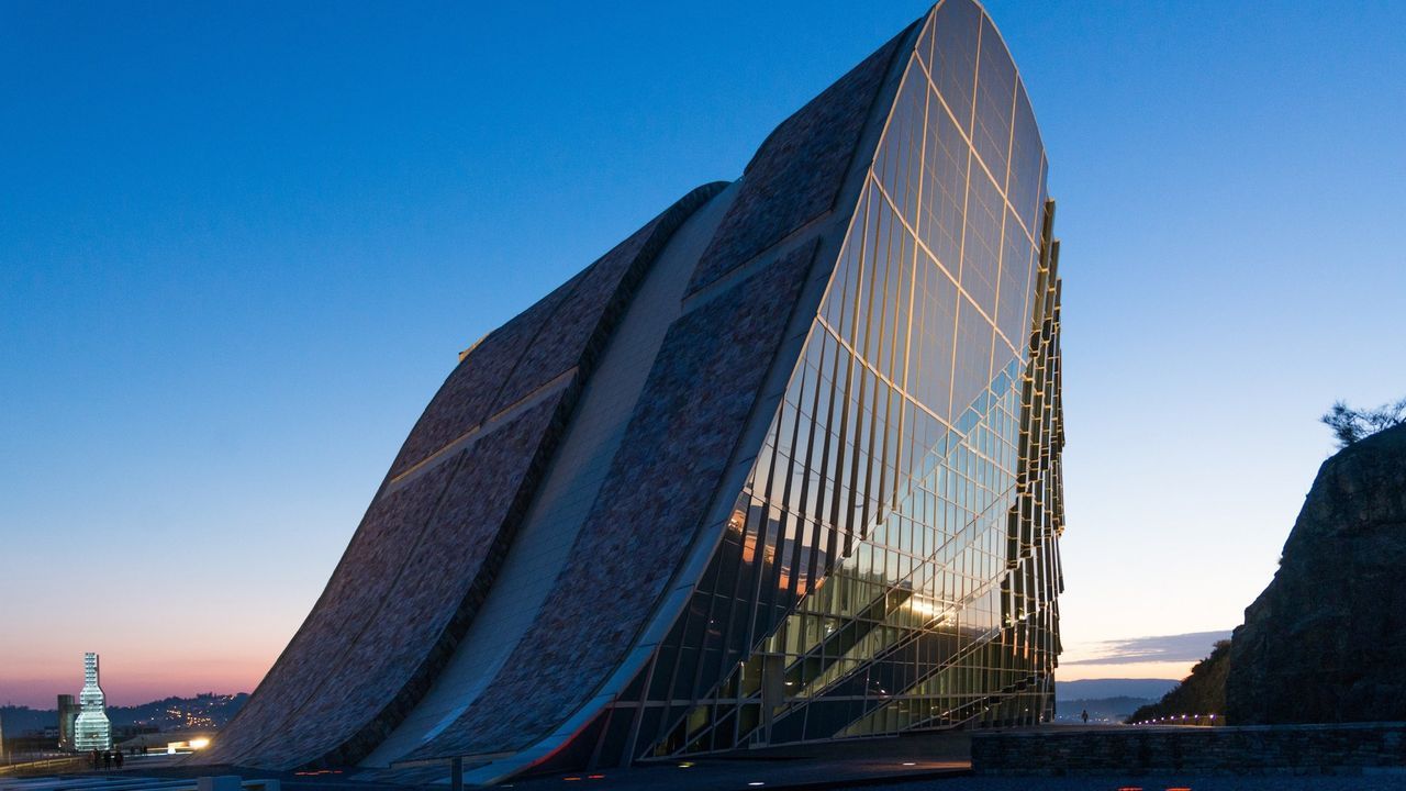 Chimeneas industriales que resisten el paso del tiempo.Amancio Prada y Antn Lamazares charlan con un invitado, en la presentacin en Madrid.