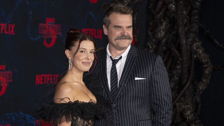 Netflix reúne a Millie Bobby Brown y David Harbour en una nueva serie tras «Stranger Things»