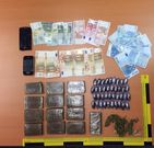 Elementos y dinero incautados por la Polic�a Judicial de Betanzos