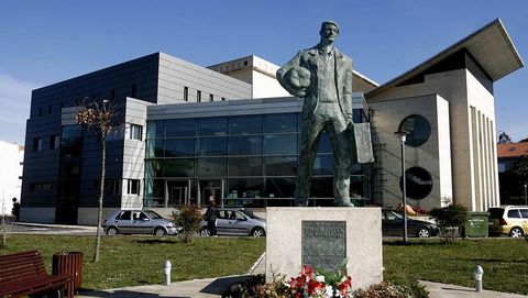 La Casa da Cultura, con el monumento al emigrante en primer plano