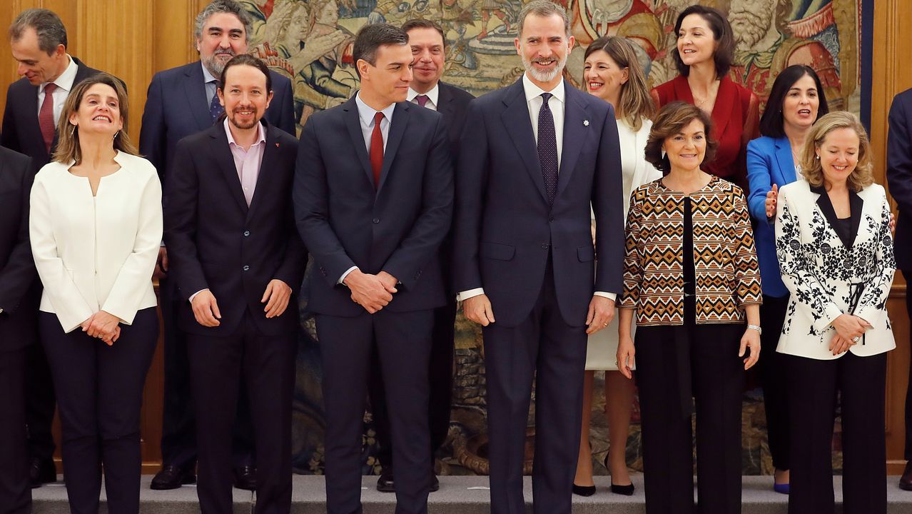 Borja y Beatriz ante el Uluru, monolito de arenisca sagrado para la poblacin indgena australiana ubicado en el llamado Centro Rojo, en el Territorio del Norte del pas. El ncleo grande ms cercano es Alice Springs, a ms de 400 kilmetros