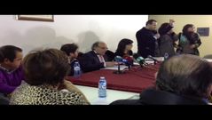 Protestas de los vecinos contra la moci�n de censura de Vilamart�n de Valdeorras