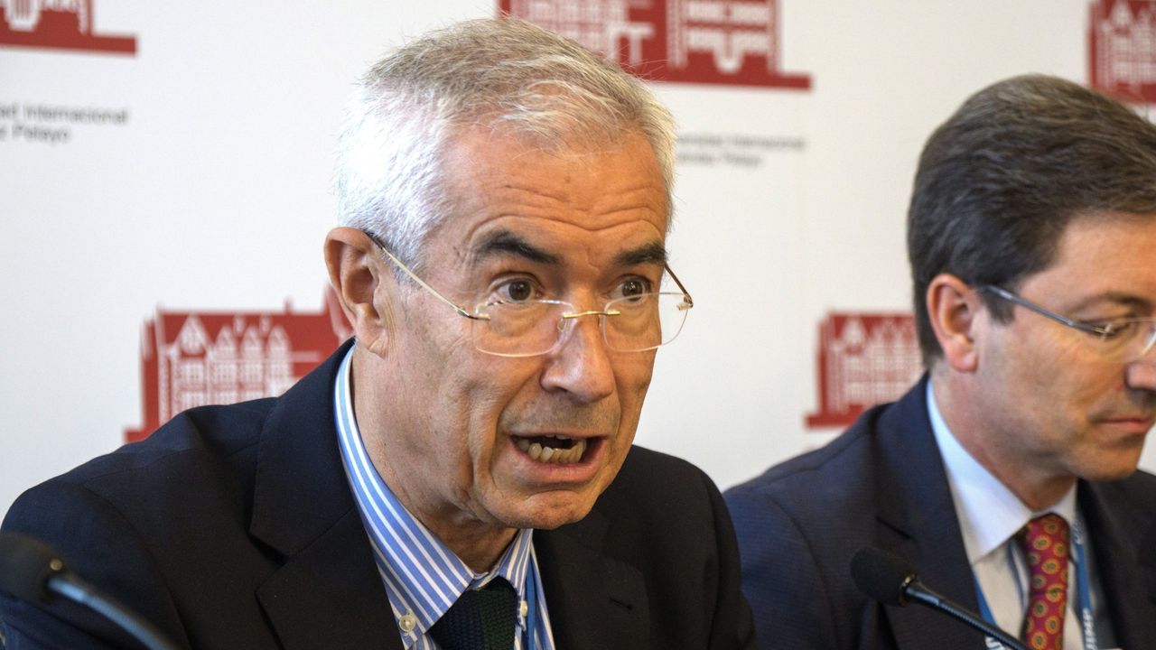 Salvador Illa y Pedro S�nchez, este s�bado en un acto de campa�a.Terraza recogida en Ribadeo 