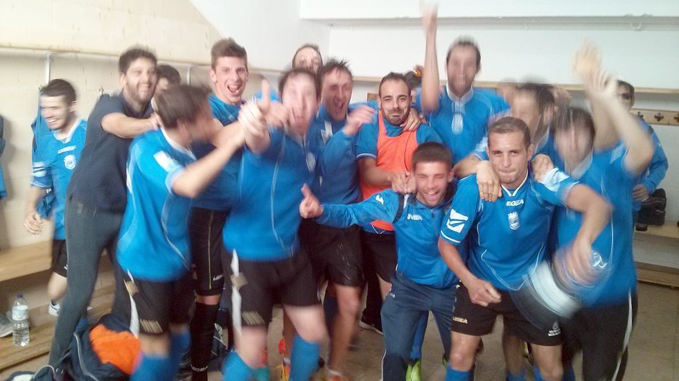 Uno de los coches apareci� rayado en varios puntos y en campa�a pintaron la cara del candidato.