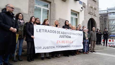 Letrados judiciales concentrados este miércoles ante la Delegación del Gobierno, en A Coruña.