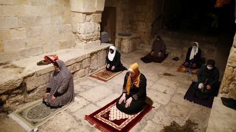 Los fieles musulmanes realizan oraciones de Ramadn en la Ciudad Vieja de Jerusaln