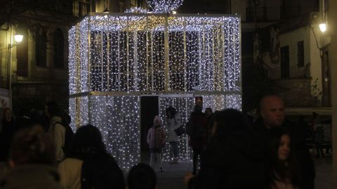 La enorme caja regalo instalada en la plaza de España está formada por 10.000 luces