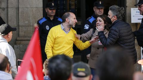 El alcalde de Ourense, Gonzalo Pérez Jácome, empujó a una sindicalista que protestaba en la huelga del bus urbano