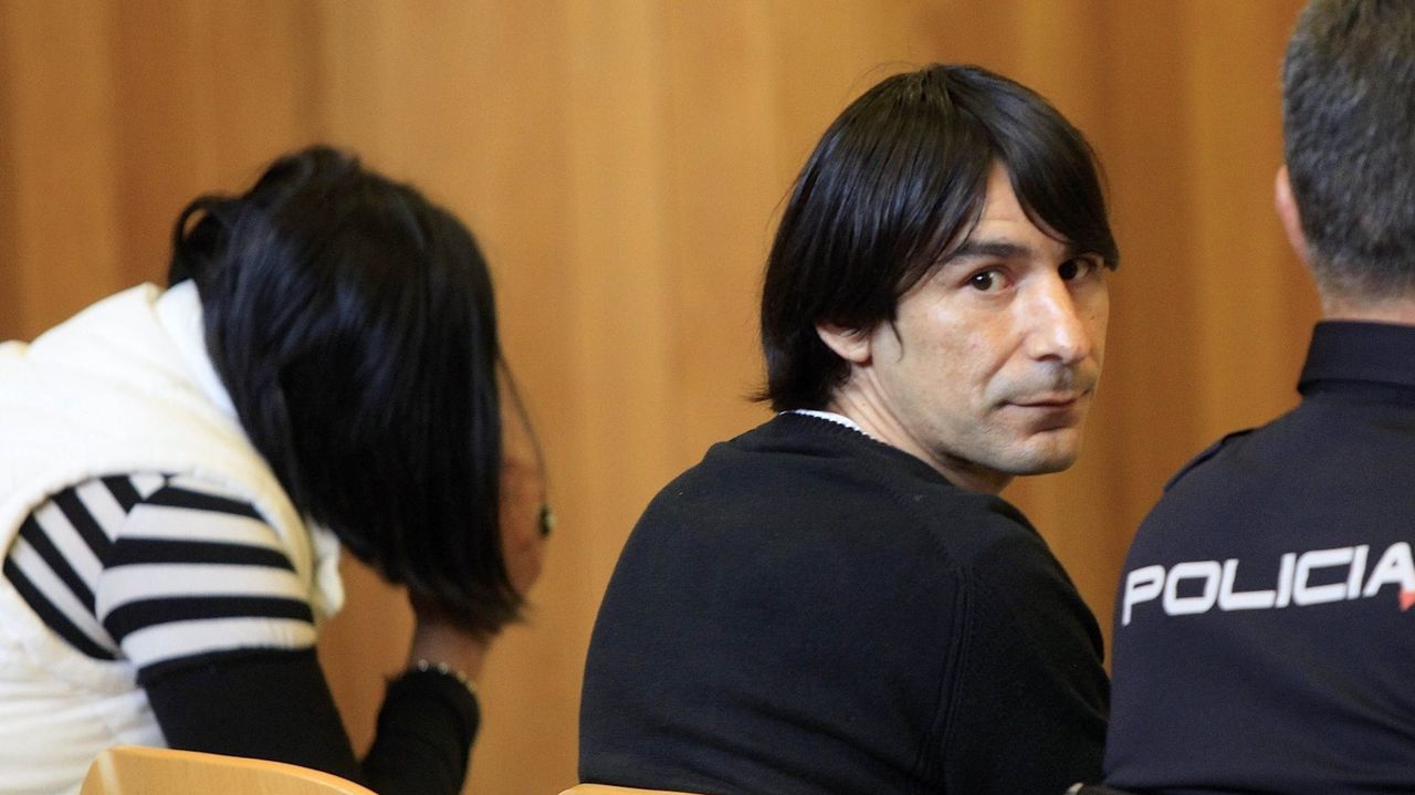 Terrazas llenas en el primer d�a de la primavera gallega.Prado Riveiro y Adriana Amenedo, en el banquillo de los acusados de la Audiencia durante la celebraci�n del juicio por el doble crimen de Betanzos