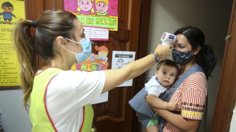 El personal de Os Meniños, en Ferrol, toma la temperatura a adultos y niños