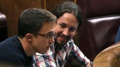 Los diputados de Unidos Podemos, igo Errejn y Pablo Iglesias durante el pleno en el Congreso de los Diputados