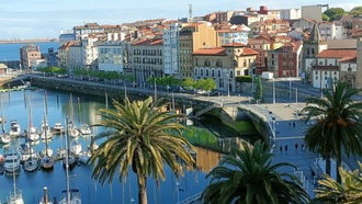 Barrio de Cimadevilla y puerto Deportivo, en Gij�n