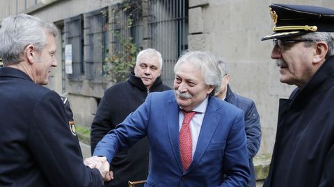 El subdelegado del Gobierno, Emilio González Afonso, saludó a Rueda en presencia del comisario de la Policía Nacional de Ourense