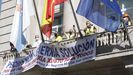 Trabajadores de Alcoa se encadenan al balcn de la Subdelegacin del Gobierno en Lugo