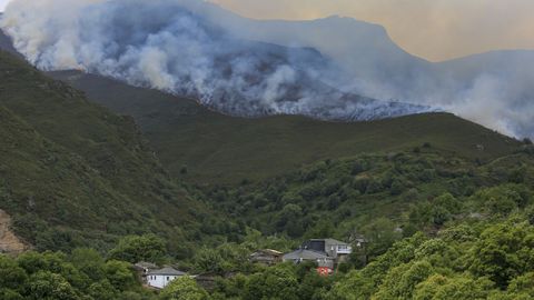 Vilarbacú tuvo las llamas muy cerca de la aldea