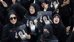 Miles de iranes participaron el lunes en una ceremonia de luto en las calles de Tehern.