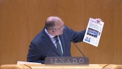 Miguel Tellado muestra en el Senado una portada de La Voz de Galicia