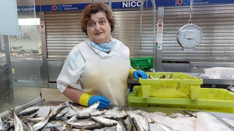 Concepcin Torrente en el puesto de pescado del mercado central, donde trabaja desde hace cuarenta aos.