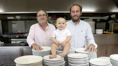 Eduardo Paz con su hijo y su nieto, haciendo gala de lo familiar que es un restaurante como el suyo.