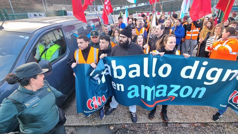 La Guardia Civil protege la salida de furgonetas por la huelga en Amazon en O Porriño