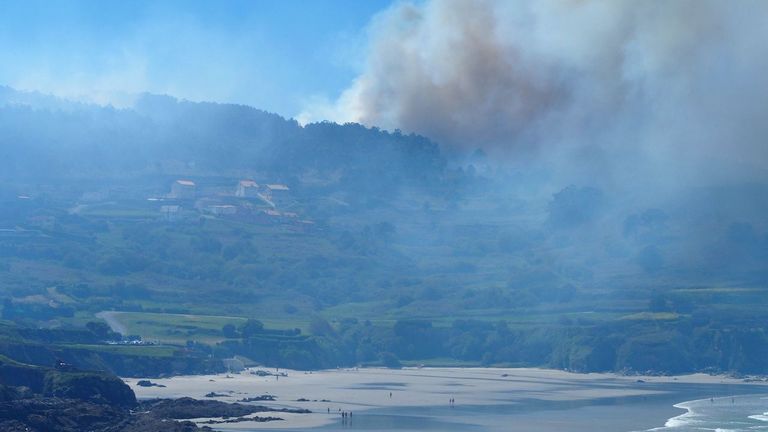 Un helicóptero ha tenido que intervenir en el incendio de Caión