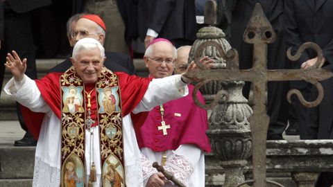 Benedicto XVI saluda a los presentes en la plaza del Obradoiro junto al arzobispo de Santiago, Julián Barrio.
