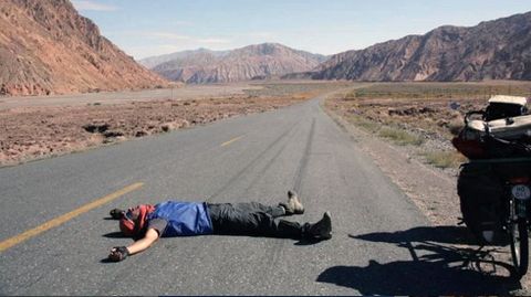 lvaro Neil, agotado, bromea tumbado sobre una carretera sin trfico en China.lvaro Neil, agotado, bromea tumbado sobre una carretera sin trfico en China