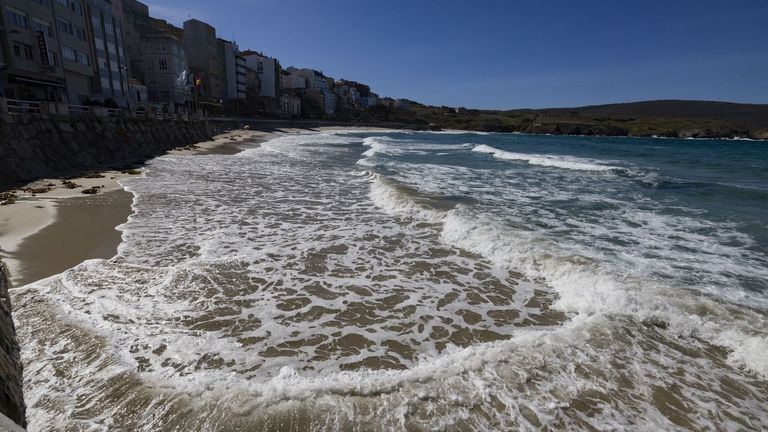 Playa de Malpica durante las mareas vivas de este lunes