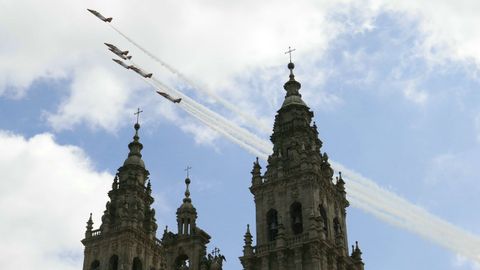Los aviones de la patrulla Águila se cuelan entre las torres de la catedral compostelana