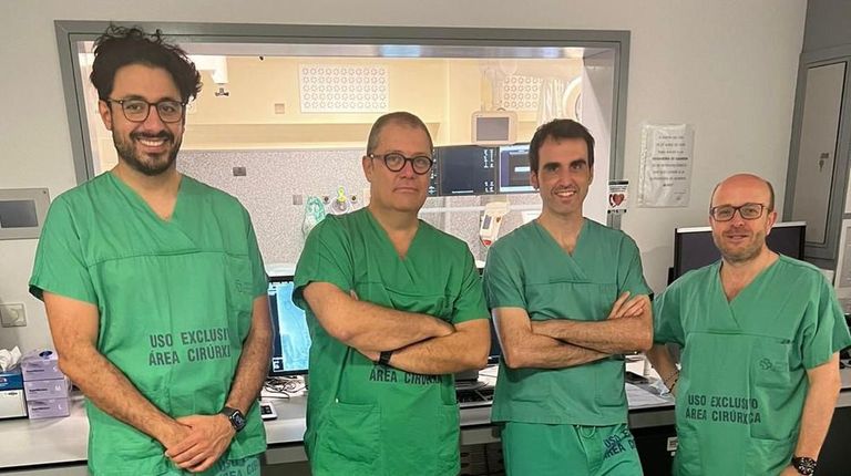 De izquierda a derecha: Amad Abu-Suboh, Manuel Fernández-Carrera, Pablo Gómez y Manuel Ángel Trillo, de la unidad de Radiología Intervencionista del CHUO