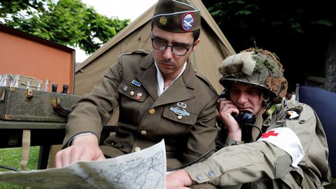  Personas caracterizadas de soldados participan en la dramatización histórica del Día D cerca a la costa de Normandía