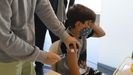 Un niño recibe la vacuna contra el covid-19 en la Cidade da Cultura de Santiago