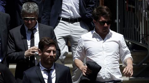 Leo Messi, saliendo de la Audiencia de Barcelona. Detrs su padre.