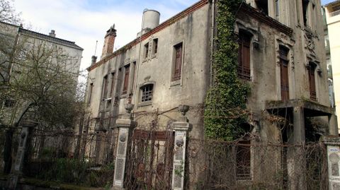 La casa fue construida en 1929 y se encuentra situada entre la calle Ourense y Cobas