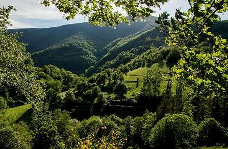 Parte de la ruta discurre por una zona de prader�as de notable atractivo paisaj�stico. 
