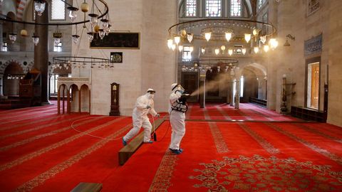 Muchas mezquitas turcas están desinfectando su interior de cara a su reapertura