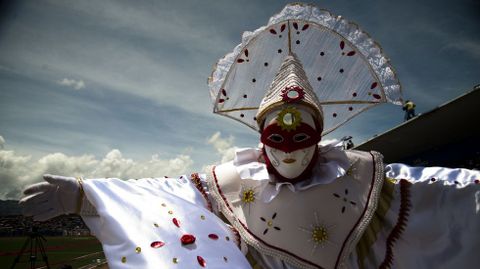 Un danzante vestido de arlequn en el carnaval del norte de Per, donde el rey Momo resucitar maana en esta colorida fiesta.