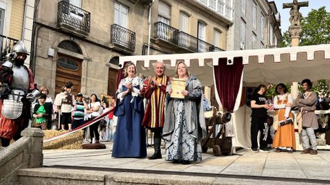 Piluca Álvarez recoge su premio de manos del alcalde, José Tomé, y la concejala de Cultura, Marina Doutón