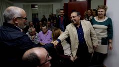 Osorio en su entrada al saln de plenos, acompaado de su sucesora, Sara Ins Vega