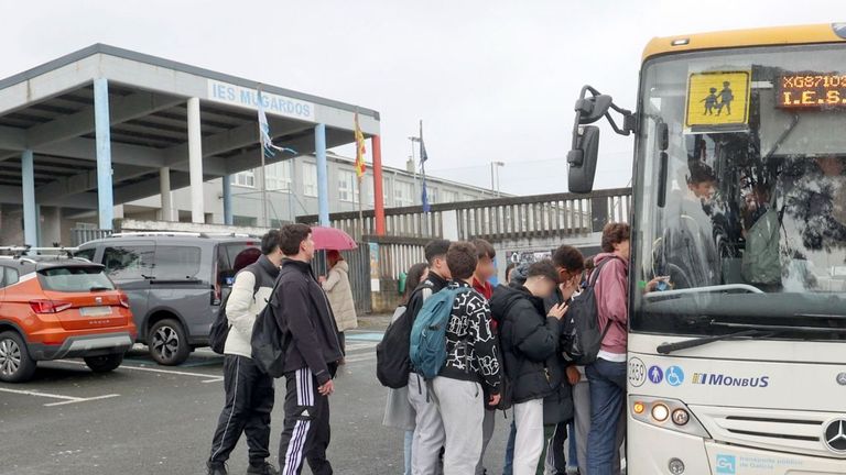 Más de un año con casi 50 menores viajando de pie en bus: «Hasta van ocupando las escaleras»