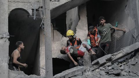 El cuerpo de un menor es recuperado de los escombros de un edificio residencial bombardeado por Israel en Jan Yunis.