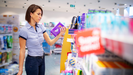 Una mujer en el pasillo de productos de higiene íntima femenina.