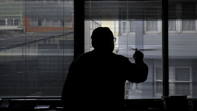 Un detective realizando labores de vigilancia en una imagen de archivo.