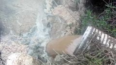 Investigan un vertido de aguas fecales al ro Lea, en el polgono de Castro