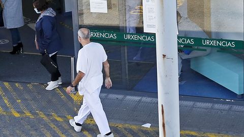 Entrada del servicio de urgencias del Hospital Montecelo, en Pontevedra